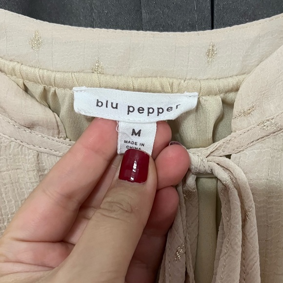 Cream blouse with gold detailing! ✨ - Picture 3 of 6